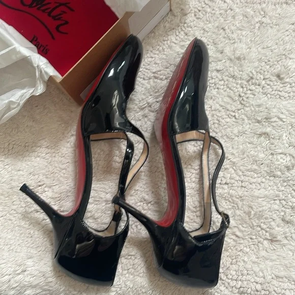 Gorgeous Christian Louboutin Black patent pumps with cross cross straps - Picture 3 of 7